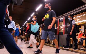 Milano, Gente in metro a Cadorna, e sulla linea 1, il primo lunedi di scuola al tempo del covid-19