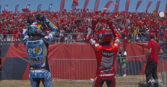 https://static.sky.it/editorialimages/10f3f5e276ad1ce19fd6a3f554bb50300e79d329/skysport/it/motori/motogp/video/2025/06/08/marquez-festa-vittoria-gp-aragon/og_marquez_festa_screen.jpg?im=Resize,width=565