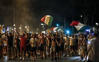 Tifosi dell'Italia esultano