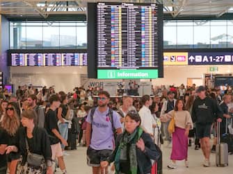 Primo fine settimana di agosto di grandi partenze anche all'aeroporto Internazionale di Fiumicino dove in questi giorni si registra una grande affluenza di passeggeri, 05 agosto 2023.
ANSA/ TELENEWS