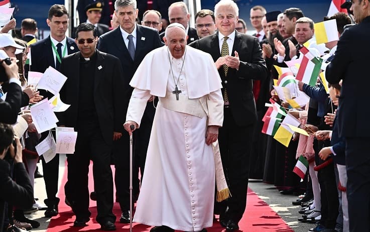 Pope Francis is greeted by children wearing traditional Hungarian dresses after he arrived at the Liszt Ferenc airport in Budapest 28 April 2023. 
ANSA/LUCA ZENNARO