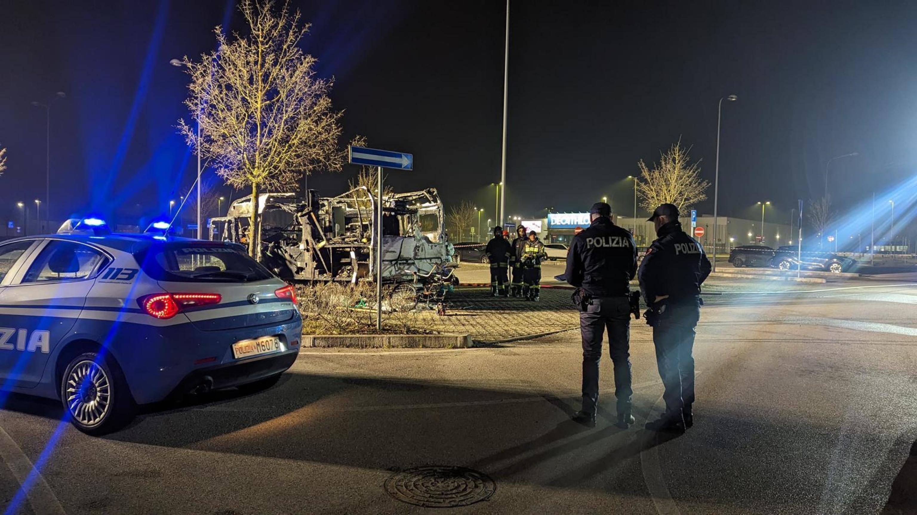 Il camper andato a fuoco e i rilievi della Polizia