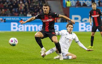 epa11108866 Leverkusen's Granit Xhaka (L) in action against Moenchengladbach's Florian Neuhaus (R) during the German Bundesliga soccer match between Bayer 04 Leverkusen and Borussia Moenchengladbach in Leverkusen, Germany, 27 January 2024.  EPA/CHRISTOPHER NEUNDORF CONDITIONS - ATTENTION: The DFL regulations prohibit any use of photographs as image sequences and/or quasi-video.