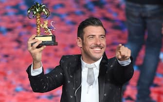 SANREMO, ITALY - FEBRUARY 11:  Italian singer Francesco Gabbani  , winner of the 67th Italian Music Festival in Sanremo, pose with the award at Teatro Ariston on February 11, 2017 in Sanremo, Italy.  (Photo by Venturelli/Getty Images)