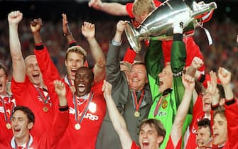 3. I giocatori del Manchester United e l'allenatore Alex Ferguson (C) festeggiano la vittoria in rimonta per 2-1 contro il Bayern Monaco nella finale di Champions League giocata a Barcellona, 26 maggio 1999. EPA PHOTO DPA/PETER KNEFFEL   ANSA-CD
