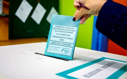 Una donna vota per le consultazioni regionali per eleggere il presidente della Giunta e i componenti del Consiglio regionale, Cosenza, 5 ottobre 2025.
ANSA/ FRANCESCO ARENA