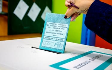 Una donna vota per le consultazioni regionali per eleggere il presidente della Giunta e i componenti del Consiglio regionale, Cosenza, 5 ottobre 2025.
ANSA/ FRANCESCO ARENA