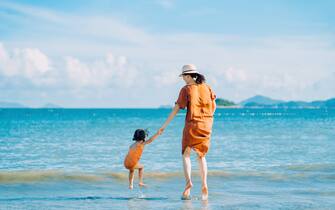 mamma figlia mare spiaggia