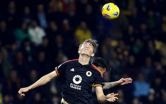 Dean Huijsen of Roma goes for a header during the Serie A soccer match between Frosinone Calcio and AS Roma at Benito Stirpe stadium in Frosinone, Italy, 18 February 2024. ANSA/FEDERICO PROIETTI