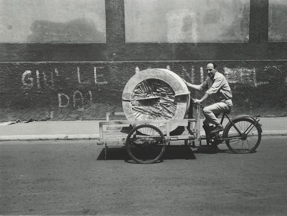 Arnaldo Pomodoro con il gesso de La ruota, Milano, 1961. Foto Mario Dondero