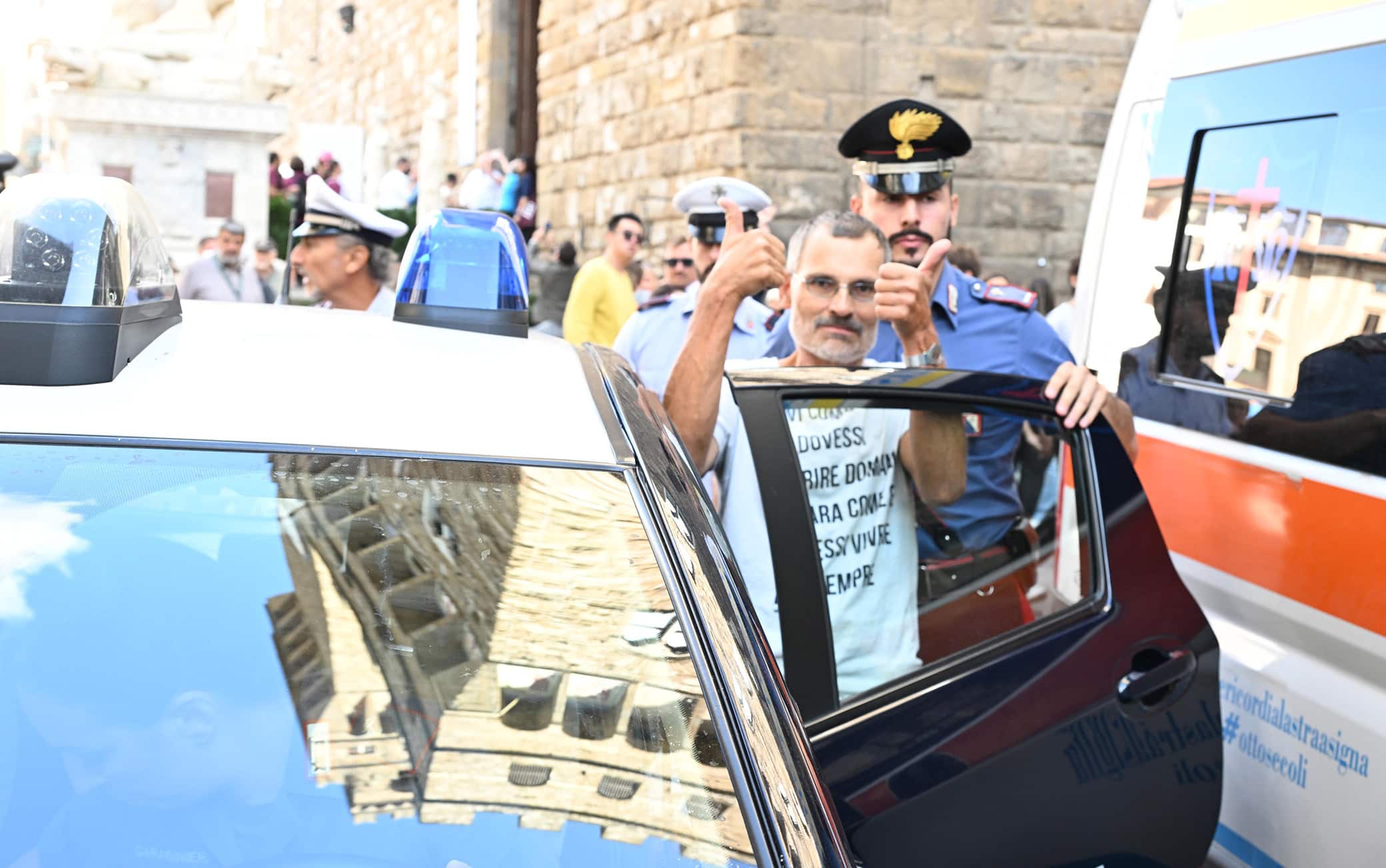 Vaclav Pisvejc Forze dell'ordine portano via il manifestante salito nudo e con scritto, sul corpo, 'Censurato', stamani sulla statua di Ercole e Caco sull'arengario di Palazzo Vecchio, in piazza della Signoria a Firenze, 24 Settembre 2023. ANSA/CLAUDIO GIOVANNINI