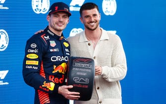 CIRCUIT DE BARCELONA-CATALUNYA, SPAIN - JUNE 03: Max Verstappen, Red Bull Racing, receives his Pirelli Pole Position Award from footballer Mason Mount during the Spanish GP  at Circuit de Barcelona-Catalunya on Saturday June 03, 2023 in Barcelona, Spain. (Photo by Andy Hone / LAT Images)