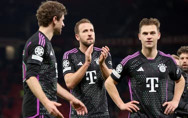 epa11025580 Harry Kane (C) of Bayern Munich and teammates applaud fans after the UEFA Champions League group match between Manchester United and FC Bayern Munich, in Manchester, Britain, 12 December 2023.  EPA/ADAM VAUGHAN