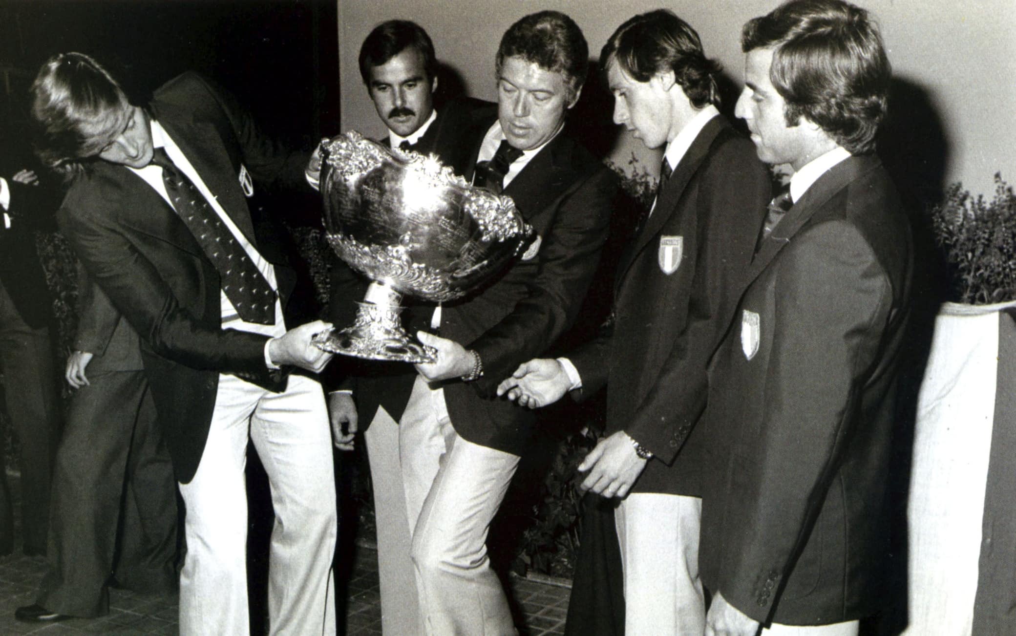 Il capitano Nicola Pietrangeli solleva la Coppa Davis vinta dall'Italia nel 1976. Insieme a lui nella foto Adriano Panatta, Antonio Zugarelli, Paolo Bertolucci e Corrado Barazzutti Coppa Davis
