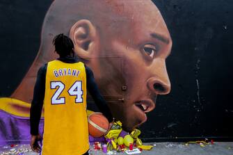 NAPOLI, ITALY - 2020/02/02: A boy in Kobe Bryant's shirt looks at the mural by Jorit Agoch dedicated to Kobe Bryant. (Photo by Marco Cantile/LightRocket via Getty Images)