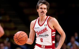 MILWAUKEE - 1987: Mike D'Antoni #8  of Tracer Milan drives against the USSR during the 1987 McDonald's Open at the Mecca in Milwaukee, Wisconsin. NOTE TO USER: User expressly acknowledges and agrees that, by downloading and/or using this Photograph, user is consenting to the terms and conditions of the Getty Images License Agreement. Mandatory Copyright Notice: Copyright 1987 NBAE (Photo by Andrew D. Bernstein/NBAE via Getty Images) 