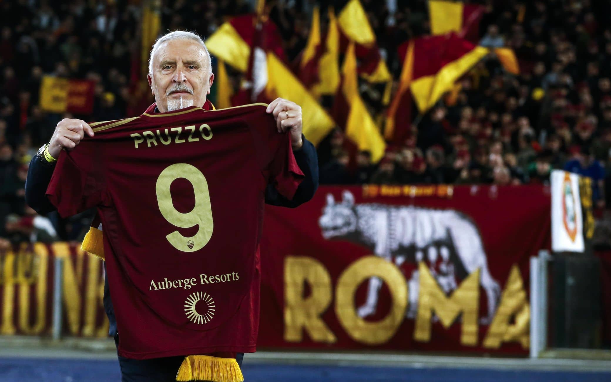 Acclamato dalla Curva Sud, c'è anche lo storico bomber Pruzzo oggi all'Olimpico. 