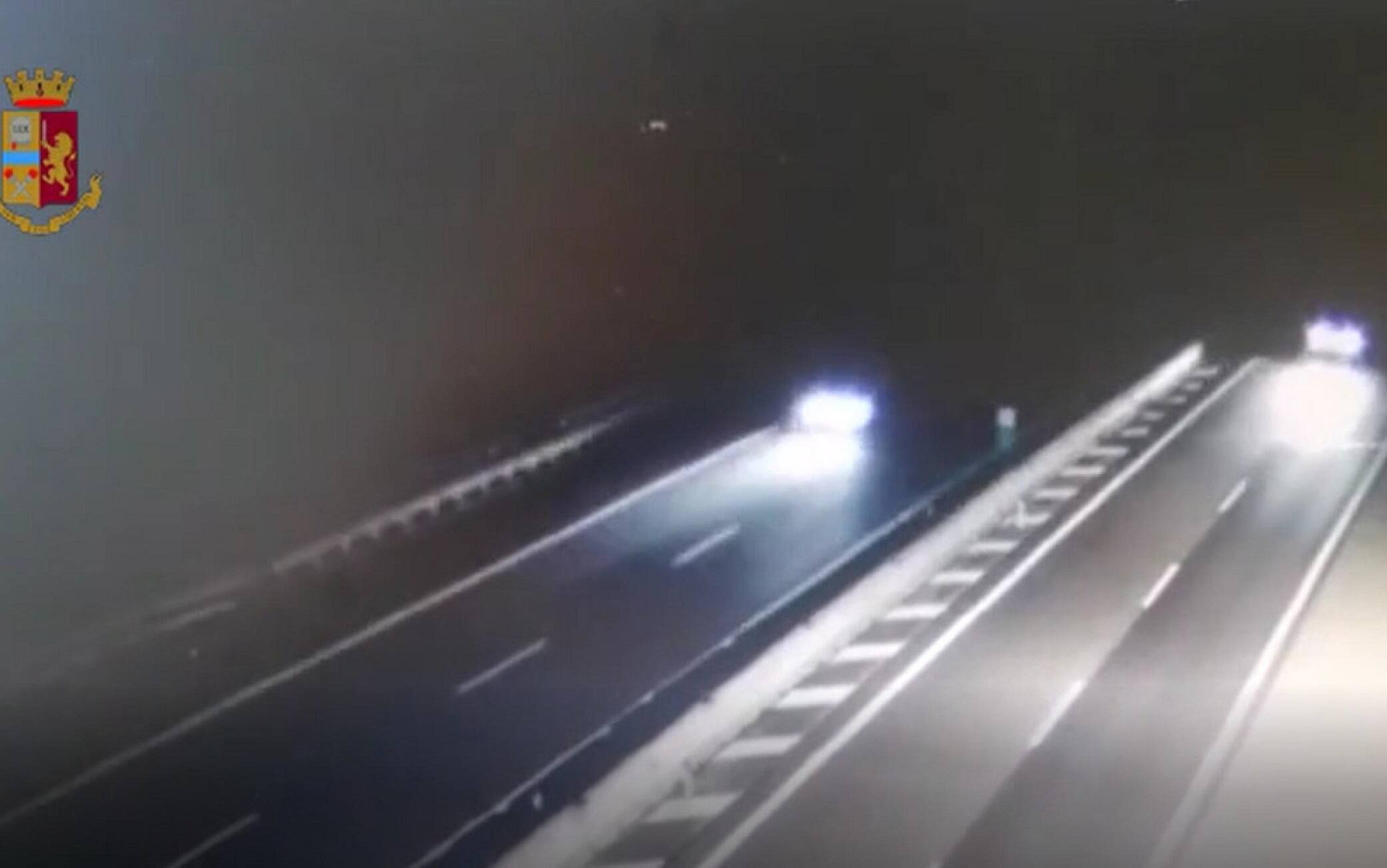 Un fermo immagine tratto da un video della Polizia di Stato mostra l'automobile guidata contromano per 10 km da un 37enne lungo la A21 in provincia di Brescia, 8 settembre 2021. È stato fermato mentre cercava, dopo aver lasciato l'auto sulla corsia di marcia, di allontanarsi a piedi. Si tratta di un cittadino indiano che è risultato ubriaco quattro volte oltre i limiti. ANSA/ UFFICIO STAMPA ++HO - NO SALES EDITORIAL USE ONLY++