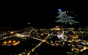 Acceso a Gubbio l'albero di Natale più grande del mondo.
GUBBIO - ANSA/FRANCESCO PATACCHIOLA