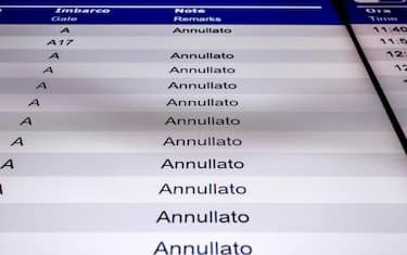 Il tabellone con i voli cancellati all'aeroporto di Linate, Milano, 15 luglio 2023. ANSA/MOURAD BALTI TOUATI