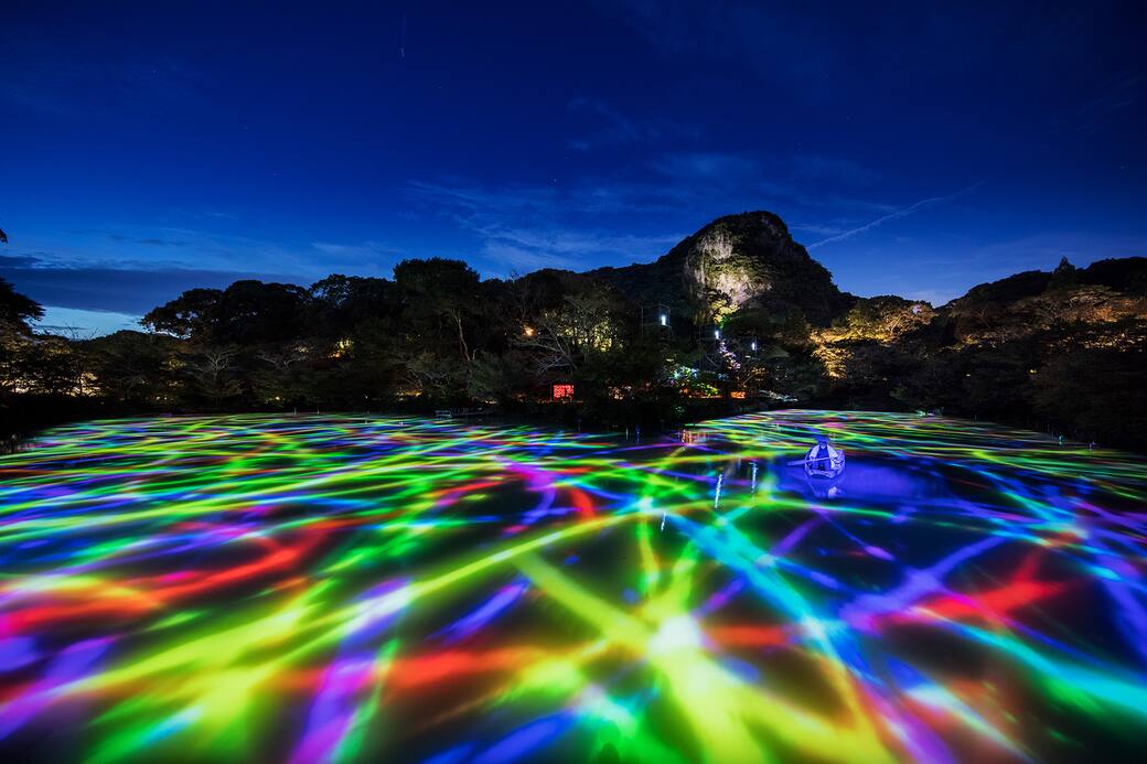 01_Drawing_on_the_Water_Surface_Created_by_the_Dance_of_Koi_and_Boats_–_Mifuneyama_Rakuen_Pond_main.jpeg