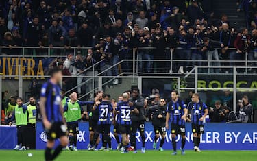 MILAN, ITALY - OCTOBER 29: FC Internazionale players celebrate with their fans after the 1-0 goal by Marcus Thuram of FC Internazionale during the Serie A TIM match between FC Internazionale and AS Roma at Stadio Giuseppe Meazza on October 29, 2023 in Milan, Italy. (Photo by Francesco Scaccianoce/Getty Images)