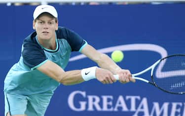 epa11555758 Jannik Sinner of Italy in action against Frances Tiafoe of the United States during the finals of the Cincinnati Open in Mason, Ohio, USA, 19 August 2024.  EPA/MARK LYONS