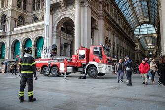 Intervento dei vigili del fiuoco in piazza Duomo per alcuni calcinacci caduti dalla facciata della Galleria Vittorio Emanuele