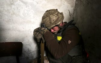<p class="MsoNormal" style="text-align:justify"><o:p></o:p></p>Giorno 95: Un soldato ucraino
riposa appoggiato al fucile a Bakhmut, nel Donetsk -&nbsp;Ukrainian servicemen rest in shelter near the small city of Bakhmut, Donetsk region, Ukraine, 28 May 2022. On 24 February, Russian troops invaded Ukrainian territory starting a conflict that has provoked destruction and a humanitarian crisis.  EPA/STR