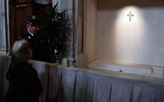 Primo giorno di visita dei fedeli della tomba di Papa Francesco nella Basilica di Santa Maria Maggiore 
Roma, 27 aprile 2025
ANSA/FABIO CIMAGLIA

