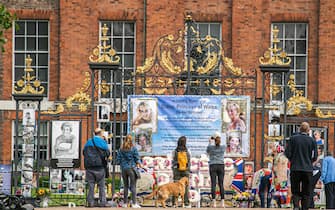 Alcuni ammiratori di Diana davanti a Kensington Palace