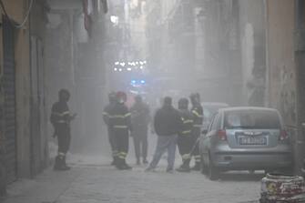 Un'esplosione, accompagnata da un forte odore di gas si è verificata al quarto piano di un palazzo ai Gradini San Matteo a Toledo ai Quartieri Spagnoli, a Napoli. Sono caduti pezzi di intonaco sulla scalinata sottostante dove si trova l'ingresso del palazzo nel quartiere affollato dai turisti. Una coltre di polvere ricopre le auto parcheggiate e tutta la gradinata sottostante è ricoperta di pietre. Tanta la paura, ma nessun ferito. Sul posto vigili del fuoco e polizia che hanno transennato la zona e fatto allontanare le persone prima di iniziare le verifiche nel palazzo, Napoli, 27 aprile 2024.
ANSA/ CIRO FUSCO