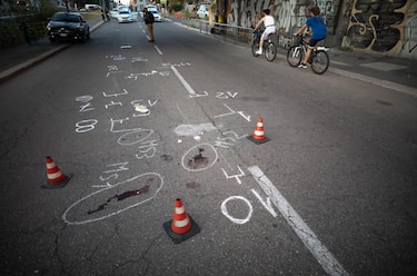 La scena di un incidente tra un ciclista e un'auto avvenuto a Milano, in via Ascanio Sforza, 11 settembre 2023. L'uomo in biciletta è stato portato in ospedale con codice rosso.  ANSA/DAVIDE CANELLA