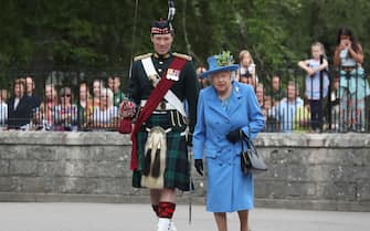 La regina Elisabetta II con il maggiore Thompson