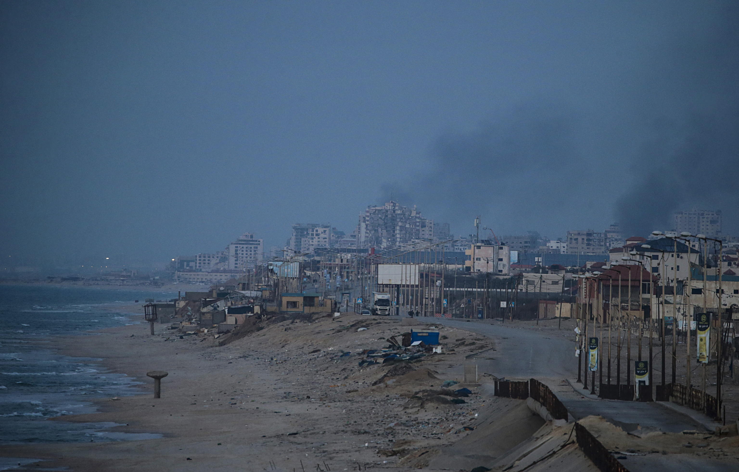 epa11094642 Smoke in the sky over Gaza City during Israeli operations in the northern Gaza Strip, 20 January 2024. More than 25,000 Palestinians and at least 1,300 Israelis have been killed, according to the Palestinian Health Ministry and the Israel Defense Forces (IDF), since Hamas militants launched an attack against Israel from the Gaza Strip on 07 October, and the Israeli operations in Gaza and the West Bank which followed it.  EPA/MOHAMMED SABER