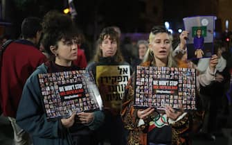 epa11094867 People take part in a rally calling for the immediate release of Israeli hostages held by Hamas in Gaza, outside of Prime Minister Benjamin Netanyahu's residence in Jerusalem, 21 January 2024. According to the Israeli army, 133 Israelis are still being held hostage by Hamas in Gaza.  EPA/ABIR SULTAN