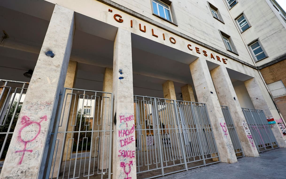 Lista stupri Giulio Cesare, preside in Questura. Studenti: "Si pensa solo a tutela scuola" Lista stupri Giulio Cesare, preside in Questura. Studenti: "Si pensa solo a tutela scuola"