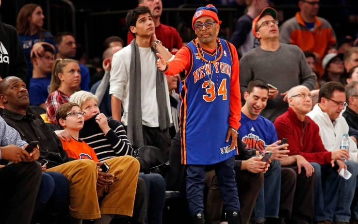 Spike Lee in prima fila al Madison, con la maglia di Charles Oakley