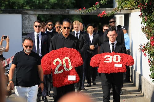epa12217257 Liverpool players Virgil van Dijk (C) and Andrew Robertson (R) carry floral tributes for the funeral of late Portugal's player Diogo Jota and his brother Andre Silva, in Gondomar, Portugal, 05 July 2025. Jota and his brother died in a car accident in Spain on 03 July 2025.  EPA/ESTELA SILVA