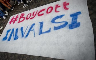 Striscione contro test Invalsi