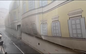 Un forte temporale - con pioggia e vento - sta interessando Roma in questi minuti. Diversi i video sui social che da questa mattina mostrano vie e sottopassi allagati. In via Ottaviano - come si vede nei filmati su Instagram - alcune grate del cantiere per i lavori del Giubileo sono state abbattute dal vento. Anche a piazza Risorgimento sono stati scaraventati diversi tavolini, sedie e ombrelloni. L'acqua ha raggiunto anche il sottopasso pedonale che collega San Pietro a via delle Fornaci. Disagi e allagamenti anche nel centro storico.
ANSA/Domenico Palesse