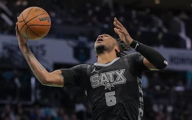 CASTLE DA RECORD USCENDO DALLA PANCHINA