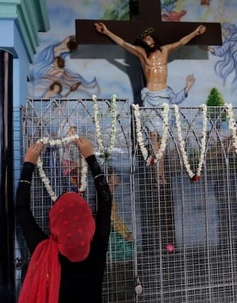 epa12038309 A Christian offers a prayer next to a Holy Cross at a church in Kolkata, Eastern India, 18 April 2025. Good Friday is a religious holiday observed primarily by adherents to Christianity commemorating the crucifixion of Jesus and his death at Golgotha. The holiday is observed during Holy Week as part of the Paschal Triduum on the Friday preceding Easter Sunday.  EPA/PIYAL ADHIKARY