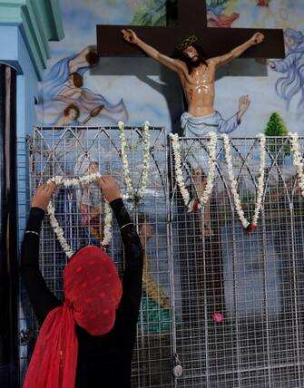 Venerdì Santo in India epa12038309 A Christian offers a prayer next to a Holy Cross at a church in Kolkata, Eastern India, 18 April 2025. Good Friday is a religious holiday observed primarily by adherents to Christianity commemorating the crucifixion of Jesus and his death at Golgotha. The holiday is observed during Holy Week as part of the Paschal Triduum on the Friday preceding Easter Sunday. EPA/PIYAL ADHIKARY