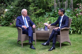 epa10737223 US President Joe Biden (L) and British Prime Minister Rishi Sunak (R) during their meeting at Downing Street in London, Britain, 10 July 2023. US President Biden is holding talks with Sunak and King Charles before heading on to the NATO summit in Lithuania.  EPA/CHRIS RATCLIFFE / POOL