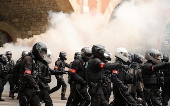 epa11312566 Police officers from the BRAV-M (Brigade of Repression of Motorized Violent Action) clash with protesters during the annual May Day march in Paris, France, 01 May 2024. Unions in France are demanding improved living conditions, higher wages, the defense of public services and a just and lasting peace.  EPA/Teresa Suarez