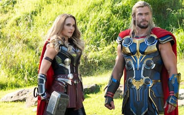 Natalie-Portman_Chris-Hemsworth_marvel studios