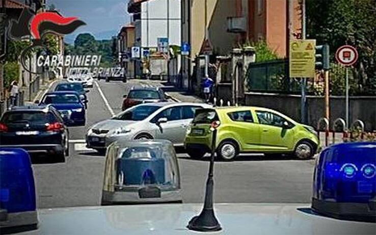 Aggredisce e trascina un 82 enne giù dalla sua auto per rapinargliela e nella fuga investe il suo stesso padre, mentre andava in bicicletta, e poi prosegue la sua folle corsa. É accaduto ieri ad Albiate (Monza). Il responsabile, un 28enne colombiano, é stato arrestato dai carabinieri, dopo una breve indagine. Il rapinatore, dopo il primo incidente, ha centrato anche altre due auto. Alcuni passanti lo hanno accerchiato, impedendogli di fuggire.
ANSA/CARABINIERI
+++ ANSA PROVIDES ACCESS TO THIS HANDOUT PHOTO TO BE USED SOLELY TO ILLUSTRATE NEWS REPORTING OR COMMENTARY ON THE FACTS OR EVENTS DEPICTED IN THIS IMAGE; NO ARCHIVING; NO LICENSING +++