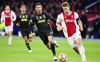 epa07497618 Cristiano Ronaldo (2-R) of Juventus and Matthijs de Ligt (R) of Ajax in action during the UEFA Champions League quarter final first leg soccer match betweeen Ajax Amsterdam and Juventus FC in Amsterdam, The Netherlands, 10 April 2019.  EPA/OLAF KRAAK