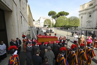 ITALY - 2025/4/23 Pope Francis' coffin is transferred to St P